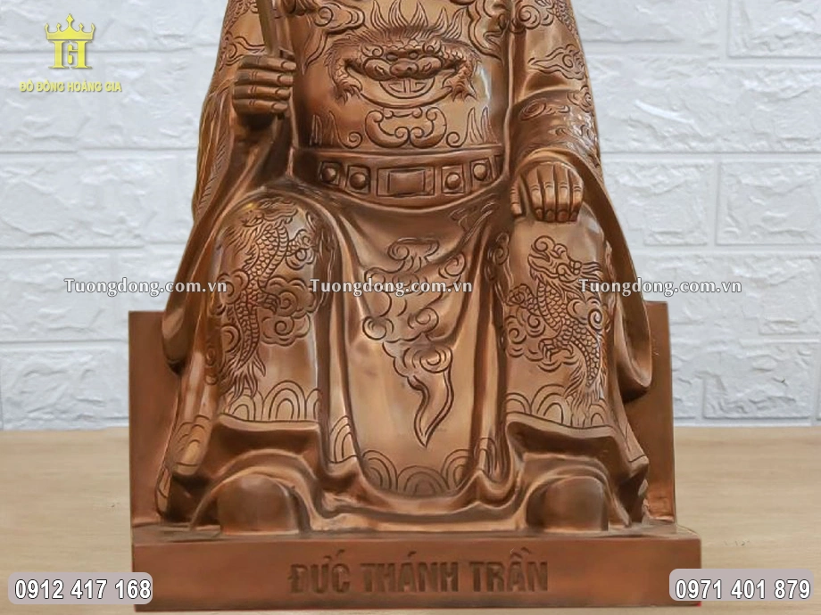 Hình ảnh phần chân đế của bức tượng đồng